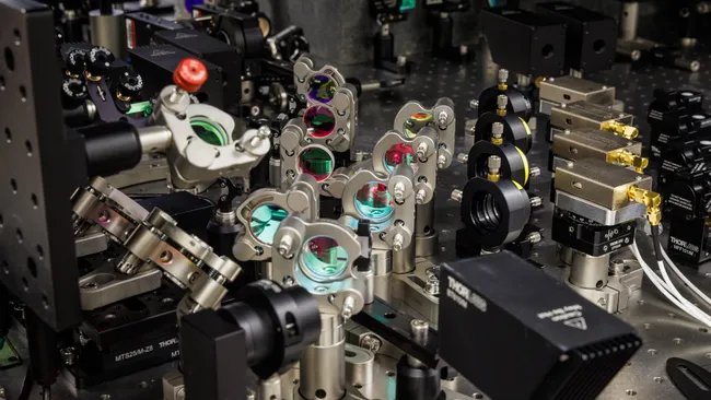 وداعًا لفقدان الذكريات.. «مايكروسوفت» تخزن البيانات لـ10 آلاف عام على زجاج مطبخك