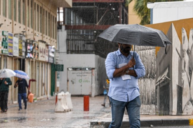 «الأرصاد»: أمطار رعدية مستمرة مع غبار.. والطقس يبدأ بالتحسن صباح غد