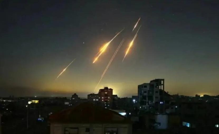 حزب الله يستهدف كريات شمونة وقاعدة فيلون برشقات صاروخية