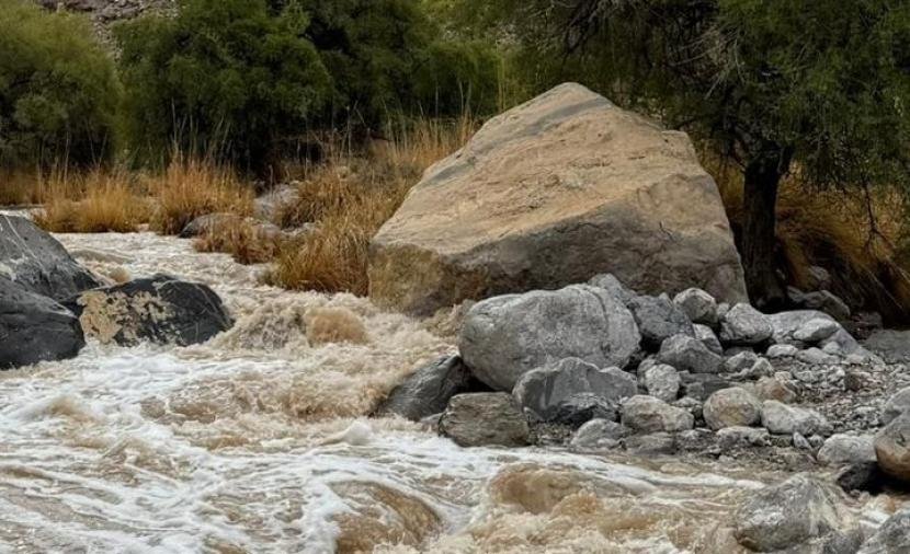 شاهد: أمطار غزيرة وجريان الأودية.. وتنبيه باستمرارها خلال الساعات القادمة