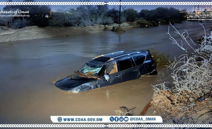 انجراف مركبة في وادٍ ببركاء.. وعمليات بحث عن 3 أشخاص