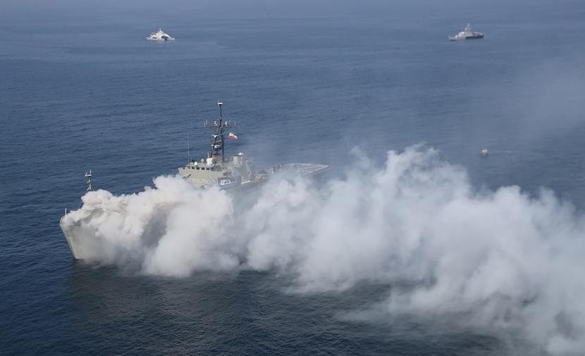 أمريكا تستهدف سفينة حربية إيرانية قبالة سريلانكا.. وكولومبو تعلن غرقها