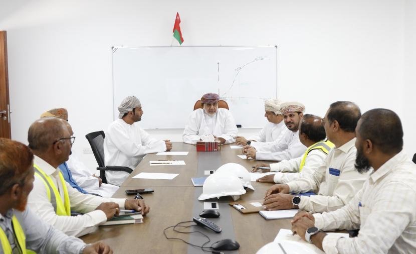 محافظ شمال الشرقية يطّلع على سير العمل بمشروع سوق الموارد في سناو