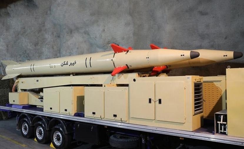 صاروخ إيراني جديد يرعب إسرائيل.. ماذا نعرف عن "خيبر شكن"؟