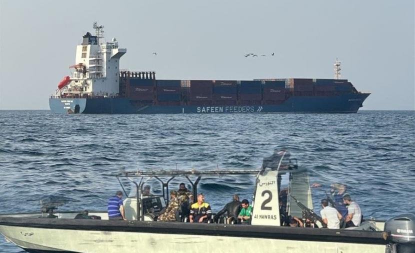 البحرية السلطانية تنقذ سفينة بعد قصفها بصاروخين قرب مضيق هرمز