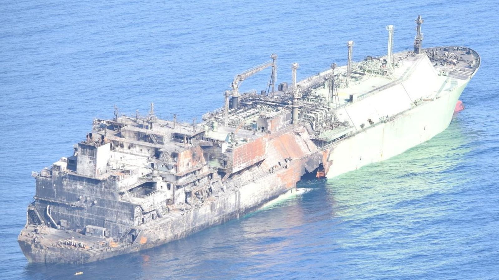 كارثة وشيكة بالمتوسط.. ناقلة غاز روسية جانحة تضع أوروبا في مأزق