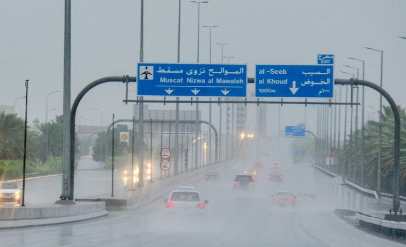 إغلاق عقبة العامرات–بوشر.. وأمطار غزيرة على مسقط وجنوب وشمال الباطنة