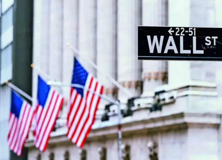 هبوط وول ستريت مع قفزة 8% في أسعار النفط الخام الأمريكي