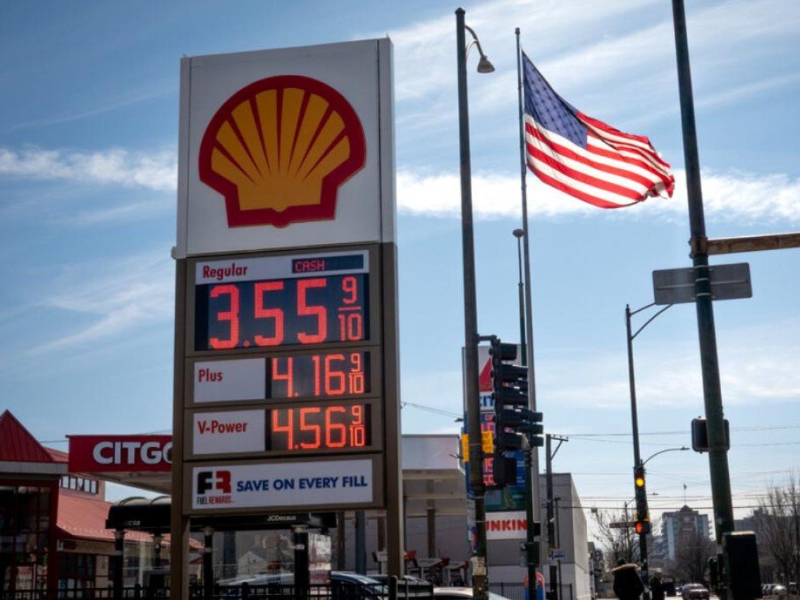 الحرب تشعل أسعار الوقود في أمريكا.. البنزين يقفز 30%