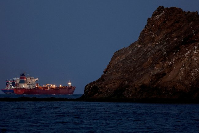 إيران تُعلن فتح مضيق هرمز بالكامل أمام السفن التجارية خلال وقف النار.. وترامب يُرحب