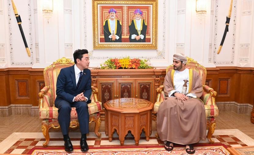 جلالة السلطان يتلقى رسالة خطية من رئيس كوريا