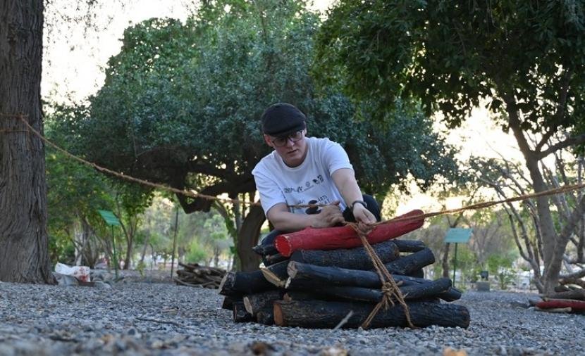 فنان تشكيلي جزائري يشارك في ملتقى "الفن والمكان" بجامعة السلطان قابوس