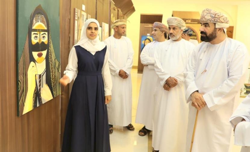 والي الحمراء يفتتح معرض "دروازة" لطالبات مدرسة عائشة العبرية