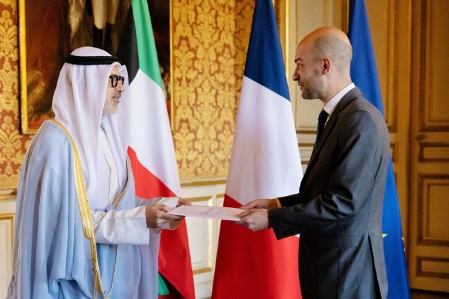 رسالة خطية من سمو الأمير إلى الرئيس الفرنسي