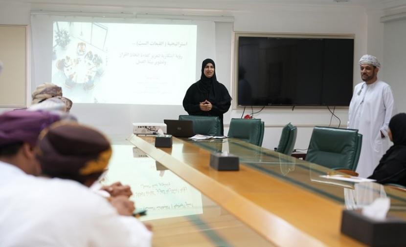 30 مشاركا في برنامج "استراتيجية القبعات الست" وأثرها في بيئة العمل بنزوى