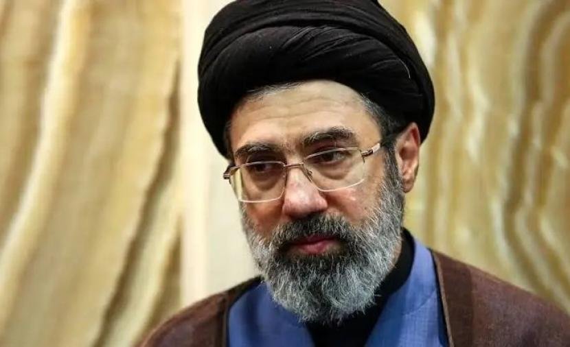 مجتبى خامنئي: الإدارة الجديدة لمضيق هرمز ستجلب الهدوء والازدهار.. و"الحرس" يتوعد "العدو" بـ"ضربات طويلة ومؤلمة"