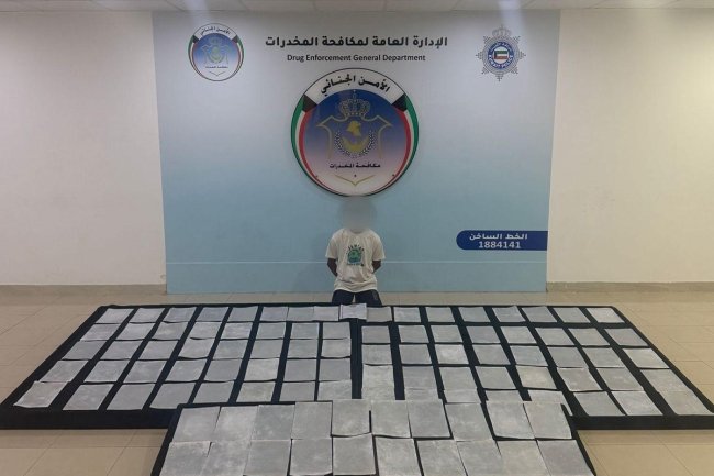 «الداخلية»: ضبط بنغلاديشي يتسلم شحنة أوراق مُشبعة بالمخدرات