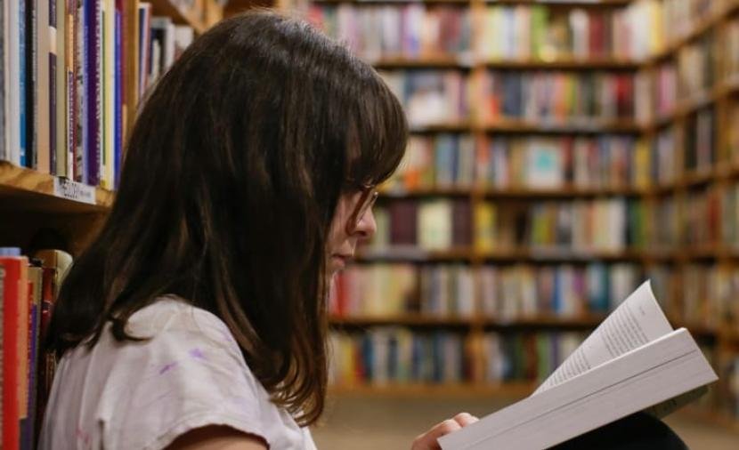 "عشرينية" تنتحل صفة طالبة.. والشكوك تكشف المستور