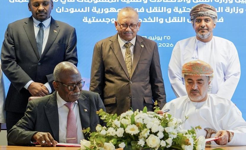سلطنة عُمان والجمهورية السودانية توقعان مذكرة تفاهم لتعزيز التعاون في النقل والخدمات اللوجستية