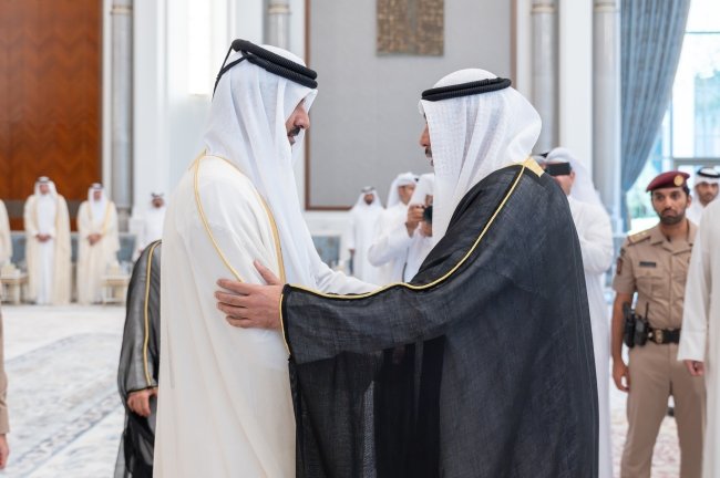 ممثل سمو الأمير ولي العهد يُقدم واجب العزاء إلى أمير دولة قطر في وفاة الأمير الوالد