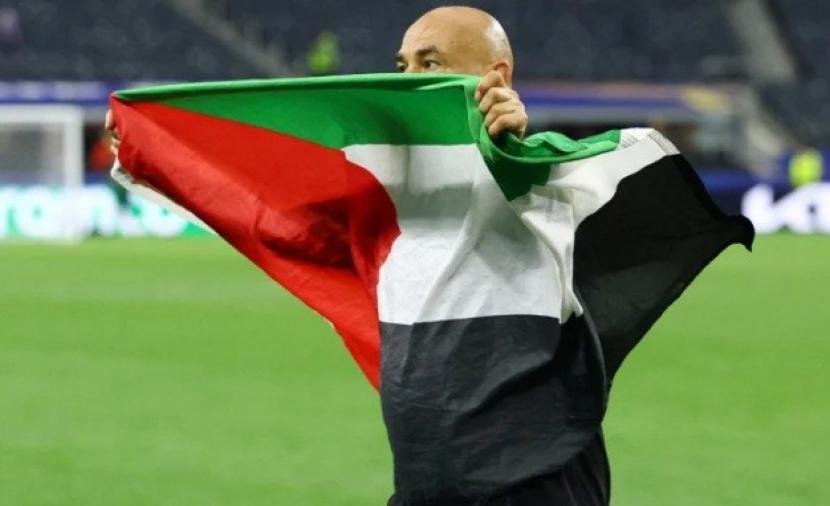 ردود فعل غاضبة في الصحف الإسرائيلية بعد رفع مدرب مصر علم فلسطين في المونديال