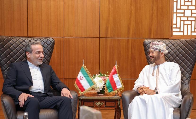 عُمان وإيران تؤكدان ضرورة وقف التصعيد العسكري وضمان أمن الملاحة في مضيق هرمز