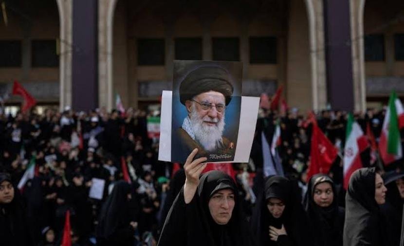 الإيرانيون يتوافدون على طهران لحضور مراسم جنازة خامنئي