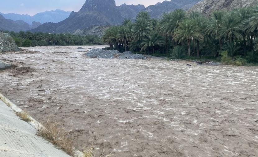 أمطار متفرقة على جبال الحجر