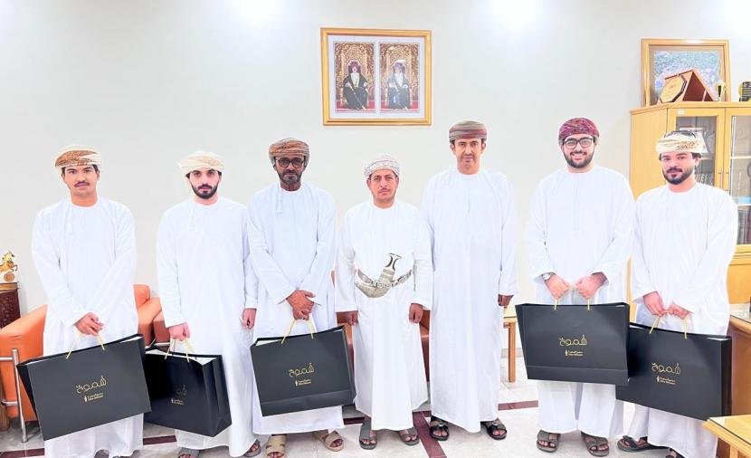 تكريم الطلبة المجيدين في دبلوم التعليم العام بأدم