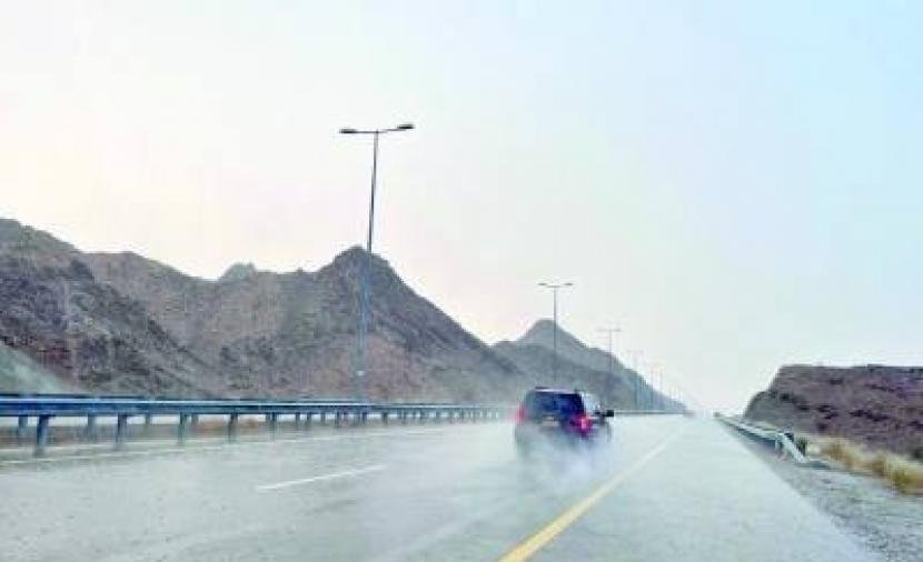 أجواء ماطرة على ظفار وجبال الحجر.. تعرف على طقس اليوم