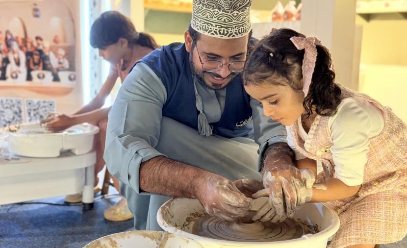"ملتقى الحرف العمانية" بصلالة يبرز تنوع المشاريع اليدوية