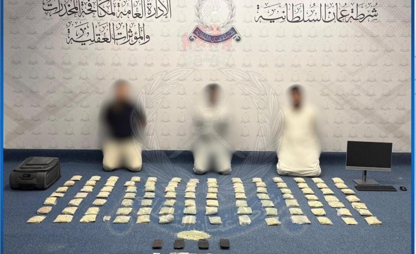ضبط 3 أشخاص بحوزتهم أكثر من 166 ألف قرص مخدر بالسيب