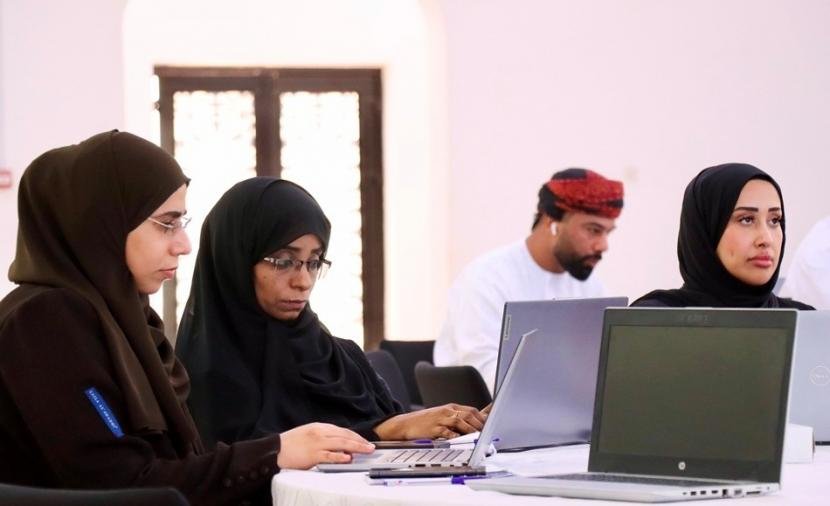 "جامعة التقنية" تنمي مهارات الموظفين في توظيف الذكاء الاصطناعي بالأعمال الإدارية