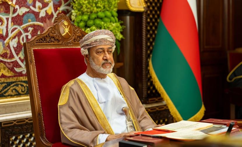 بالفيديو والصور.. جلالة السلطان يترأس اجتماع مجلس الوزراء بقصر الحصن العامر في صلالة