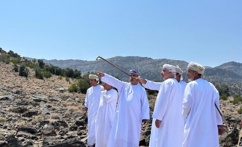 والي العوابي يتفقد المشاريع التنموية بقرية الهجير ويستمع لمقترحات السكان