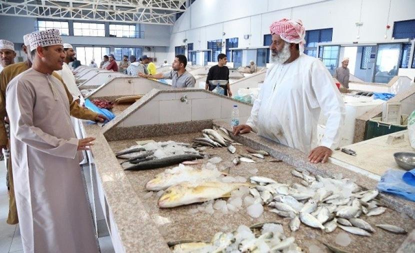 مع حركة شراء متوسطة.. استمرار انخفاض أسعار الأسماك في الأسواق