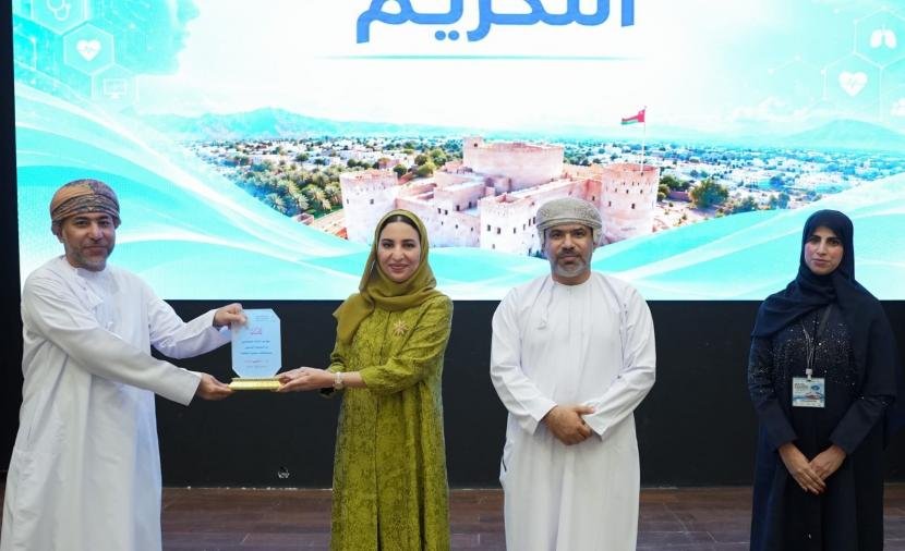 بحث توظيف تقنيات الذكاء الاصطناعي في المجال الصحي بجنوب الباطنة