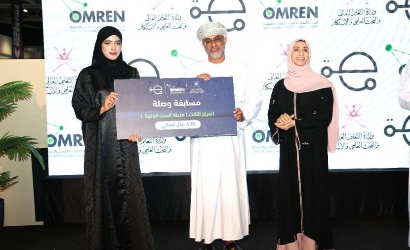 طالبة عمانية تبتكر منصة ذكية لمساعدة الباحثين